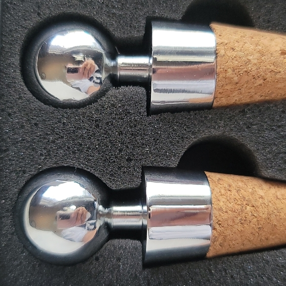 LEED'S wine stopper set of 2 - Picture 3 of 6